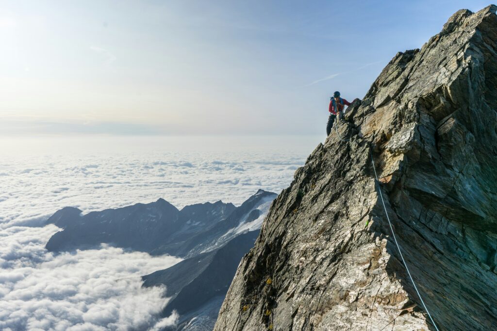 escarlar-boldering-climbing-in-the-high
