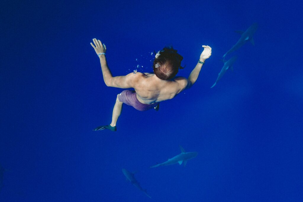 cara-ta-ali-vendo-os-peixe-em-apneia-a-nem-sei-quanto-tempo