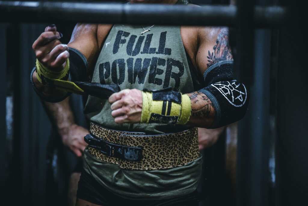 atleta-de-powerlifting-levanta-muito-mais-peso-com-menos-repeticoes-mas-a-resistencia-do-musculo-para-atividades-de-longa-duracao-pode-ser-menor
