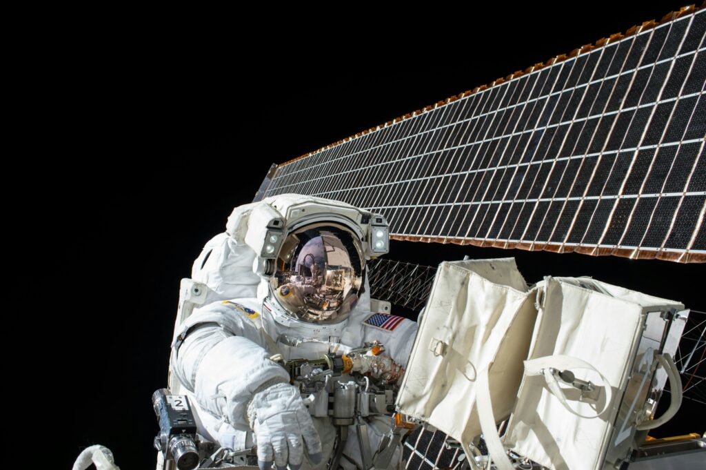 astronauta-fazendo-manutencao-na-iss